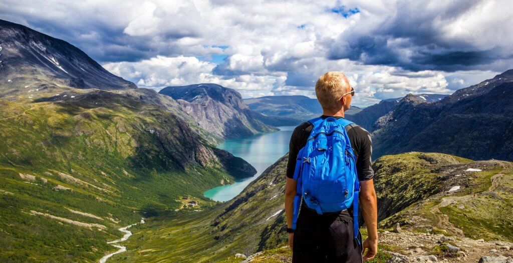 Fjord entre les montagnes en Norvège.