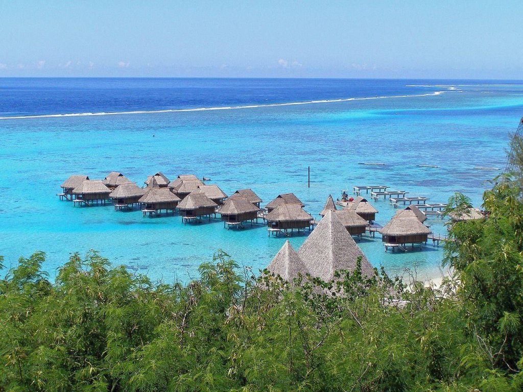 Chambres sur piloti d'un hôtel de luxe de l'île de Moorea