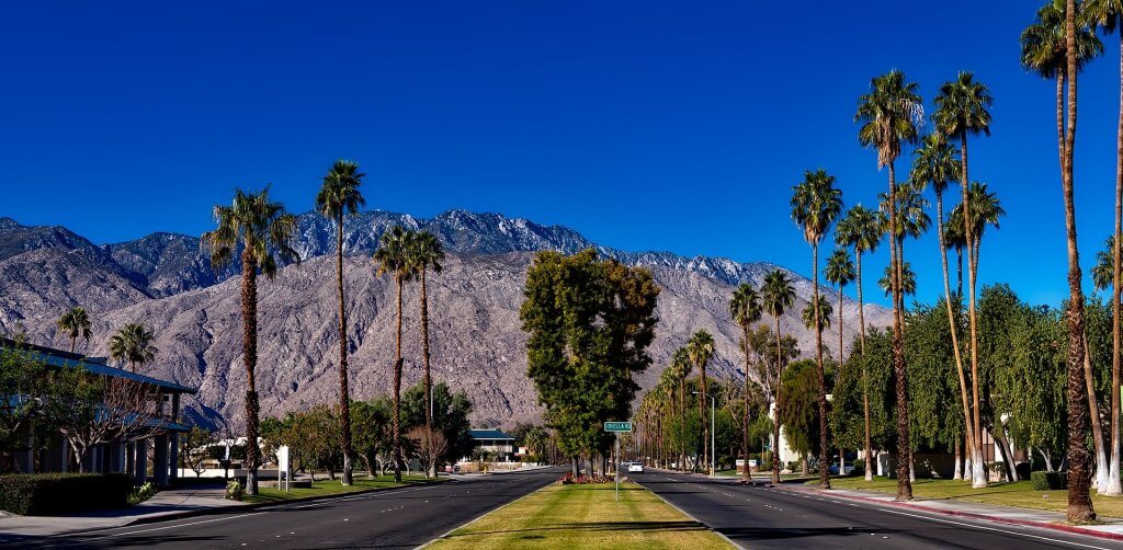 Avenue dans Palm Springs Californie avec montagnes en toile de fond