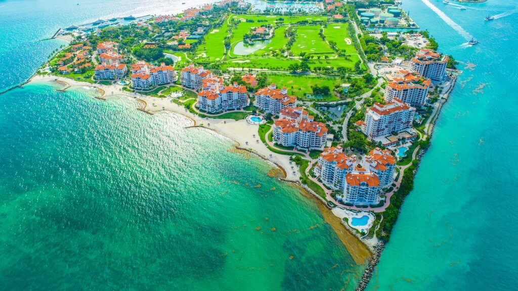 Vue aérienne de Fischer Island et de son parcours de golf.