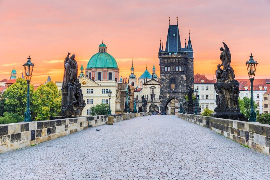 Levée du soleil sur la pont Charles à Prague