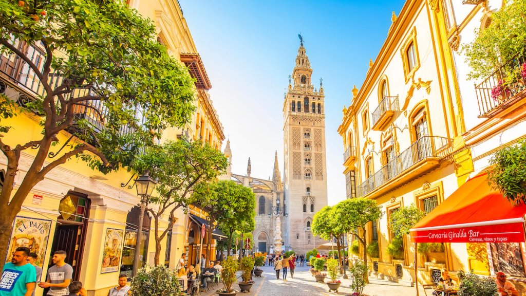 Rue du centre-ville de Séville qui donne sur la Giralda.