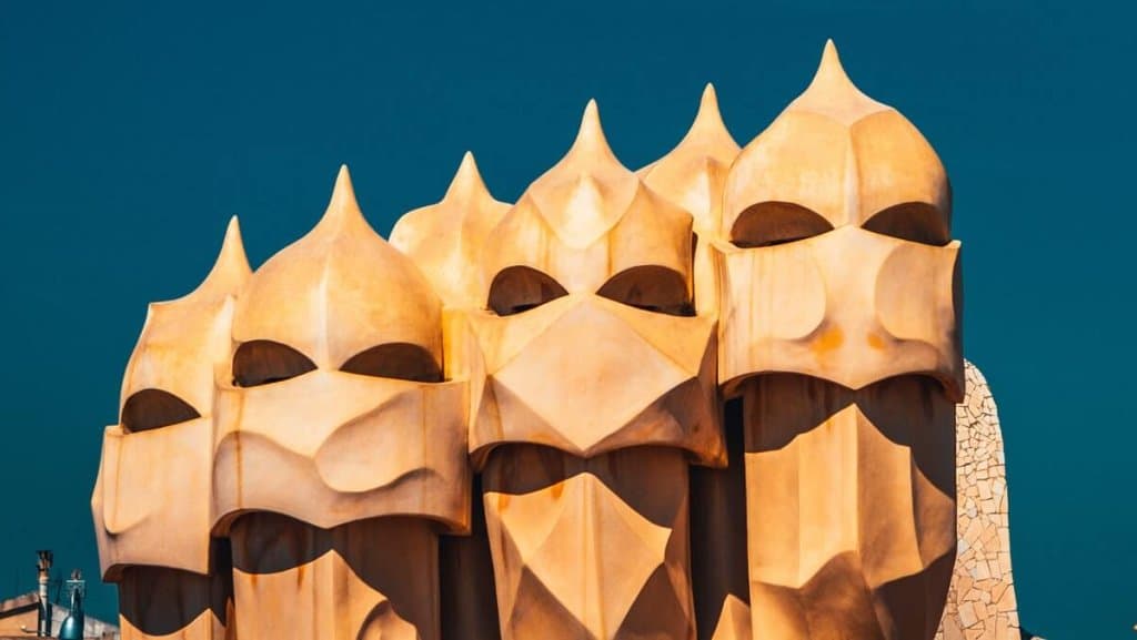 Cheminées de Gaudi sur la Pedrera.e toit de la