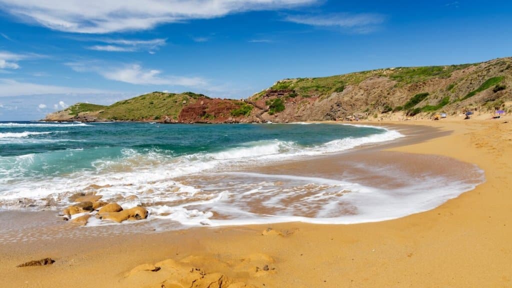 La plage de Cavallera située au nord de Minorque est une plage de sable rouge.