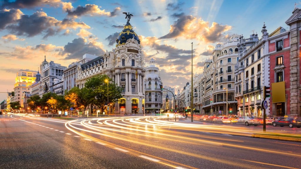 Madrid, Espagne, paysage urbain à Calle de Alcala et Gran Via.