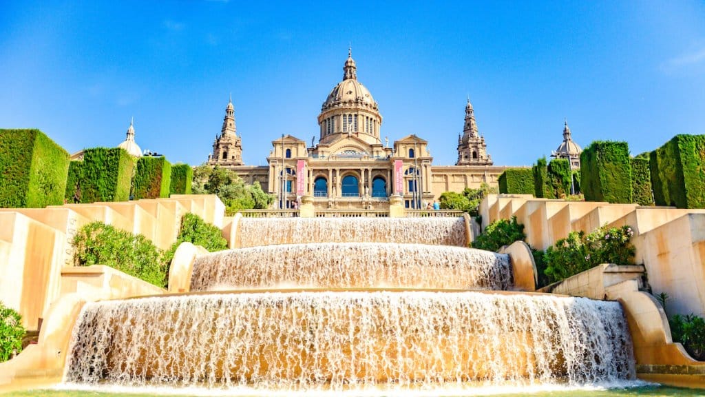 Grande fontaine devant le MNAC, Musée national, Montjuic, Barcelone, Espagne, avril 2016.