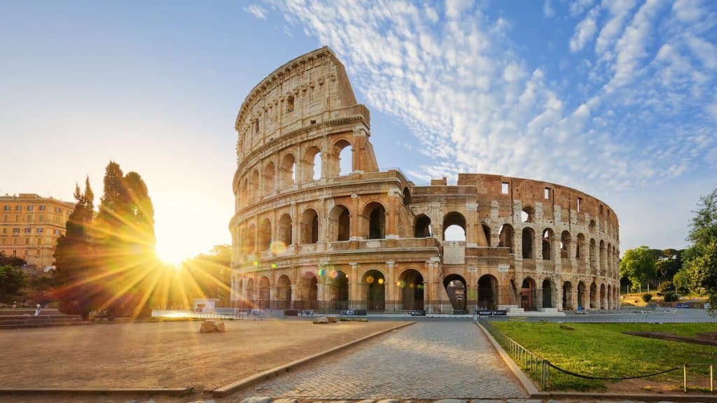 Lever du soleil derrière le Colisée de Rome.