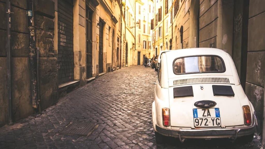Une vieille Fiat 500 garée dans le quartier Trastevere de Rome