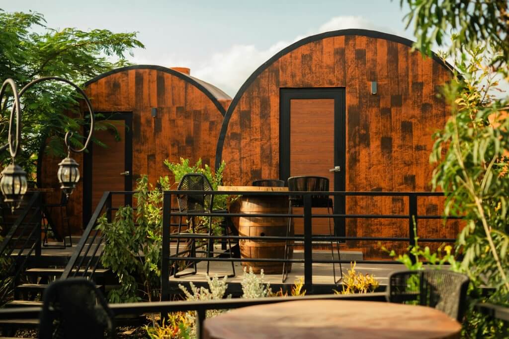 découvrez l'élégance des luxury lodges, où le confort rencontre la nature. séjournez dans des chalets haut de gamme offrant des vues imprenables, des équipements modernes et un service impeccable. vivez une expérience inoubliable alliant luxe et dépaysement.