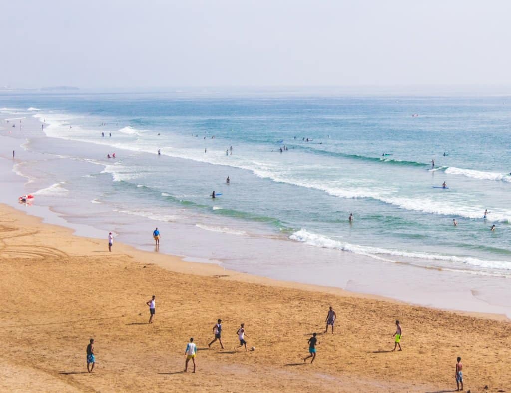 découvrez taghazout, un charmant village côtier au maroc, célèbre pour ses plages de surf, son ambiance bohème et ses paysages à couper le souffle. parfait pour les amateurs de nature et de sports nautiques, taghazout vous promet une expérience inoubliable au bord de l'océan atlantique.