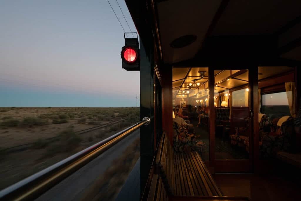 Vue d'un train de luxe en Afrique du Sud sur le patsafe environnant