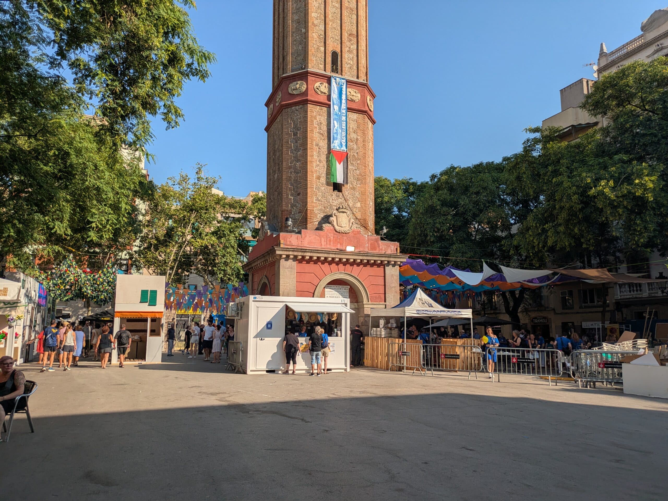 La Plaça de la Vila de Gràcia et sa tour-horloge pendant la Festa Major