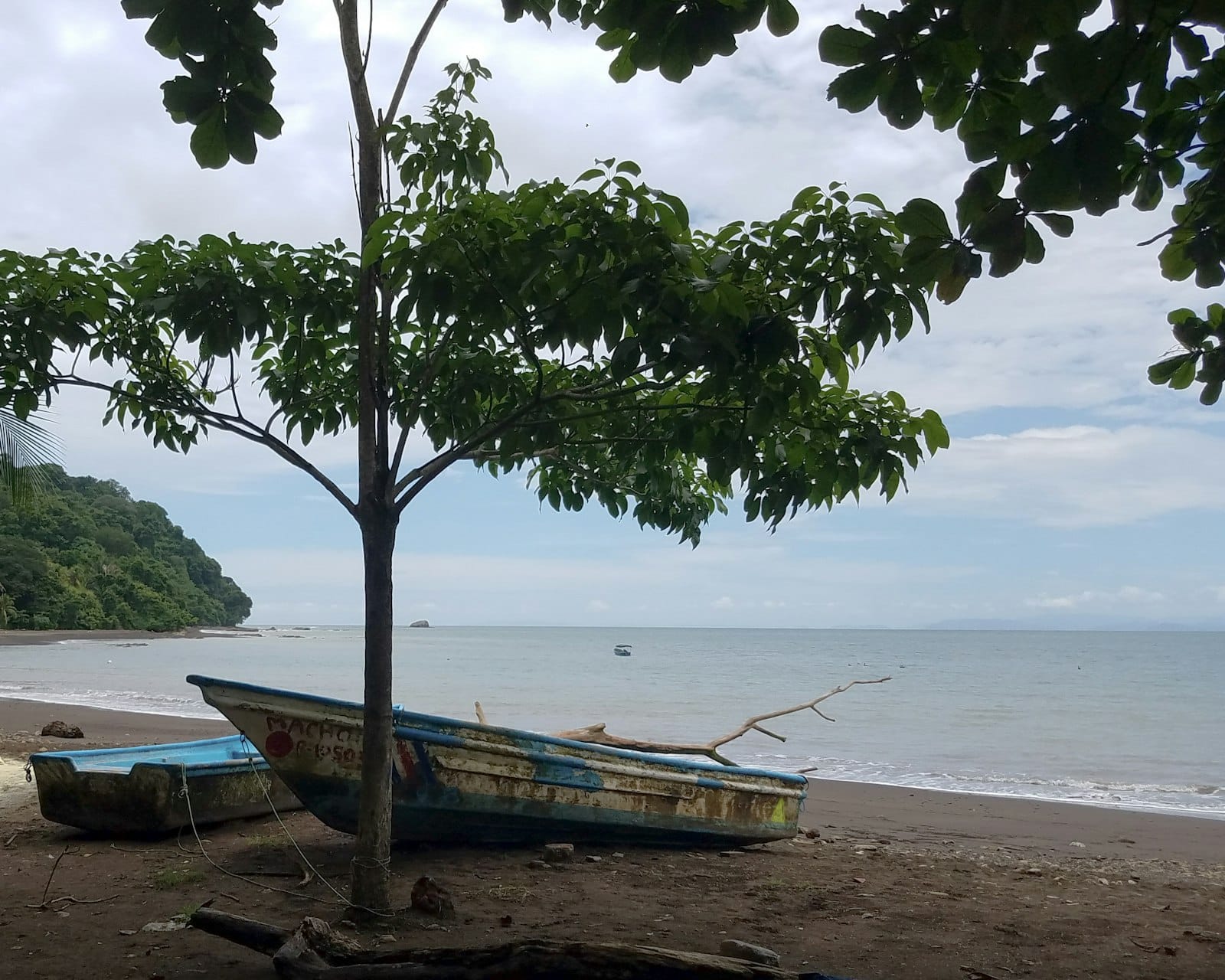 Barques échouées sur la plage de Jaco, sur le Pacifique